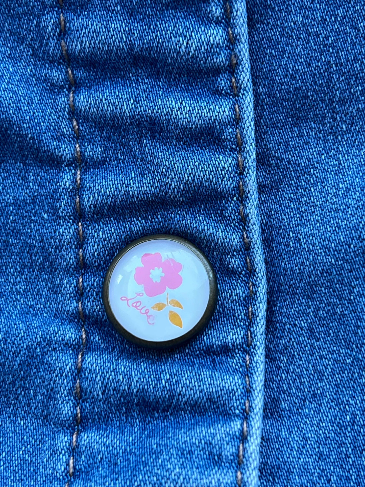 salopette short fille en jean bleu Orchestra détail bouton pression décoré nacré avec motif fleur rose avec inscription love