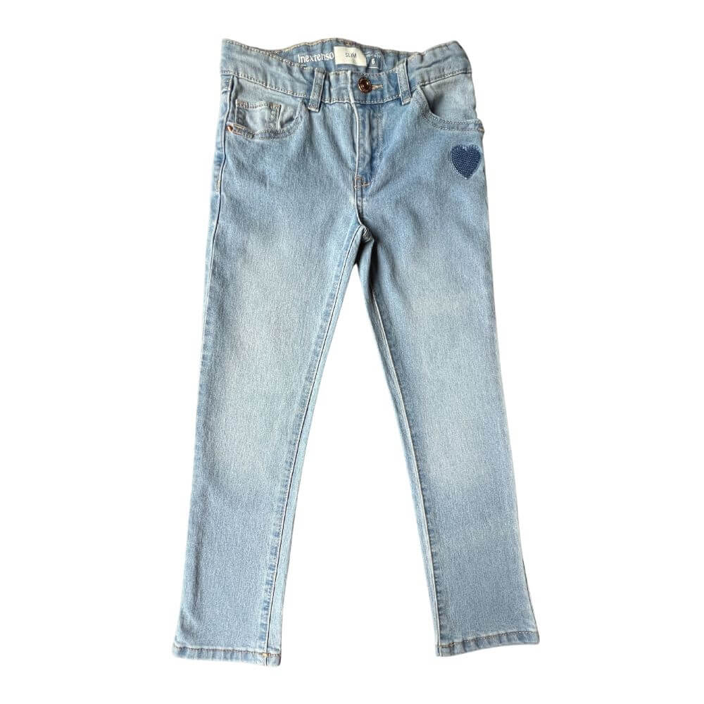 Jean slim fille en denim clair avec cœur brodé sur la cuisse, taille 6 ans, fermeture éclair et bouton pression.