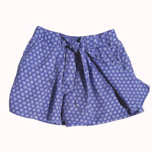 Jupe-short enfant bleue à fleurs blanches avec lien à nouer, marque OKAÏDI, taille 6 ans.