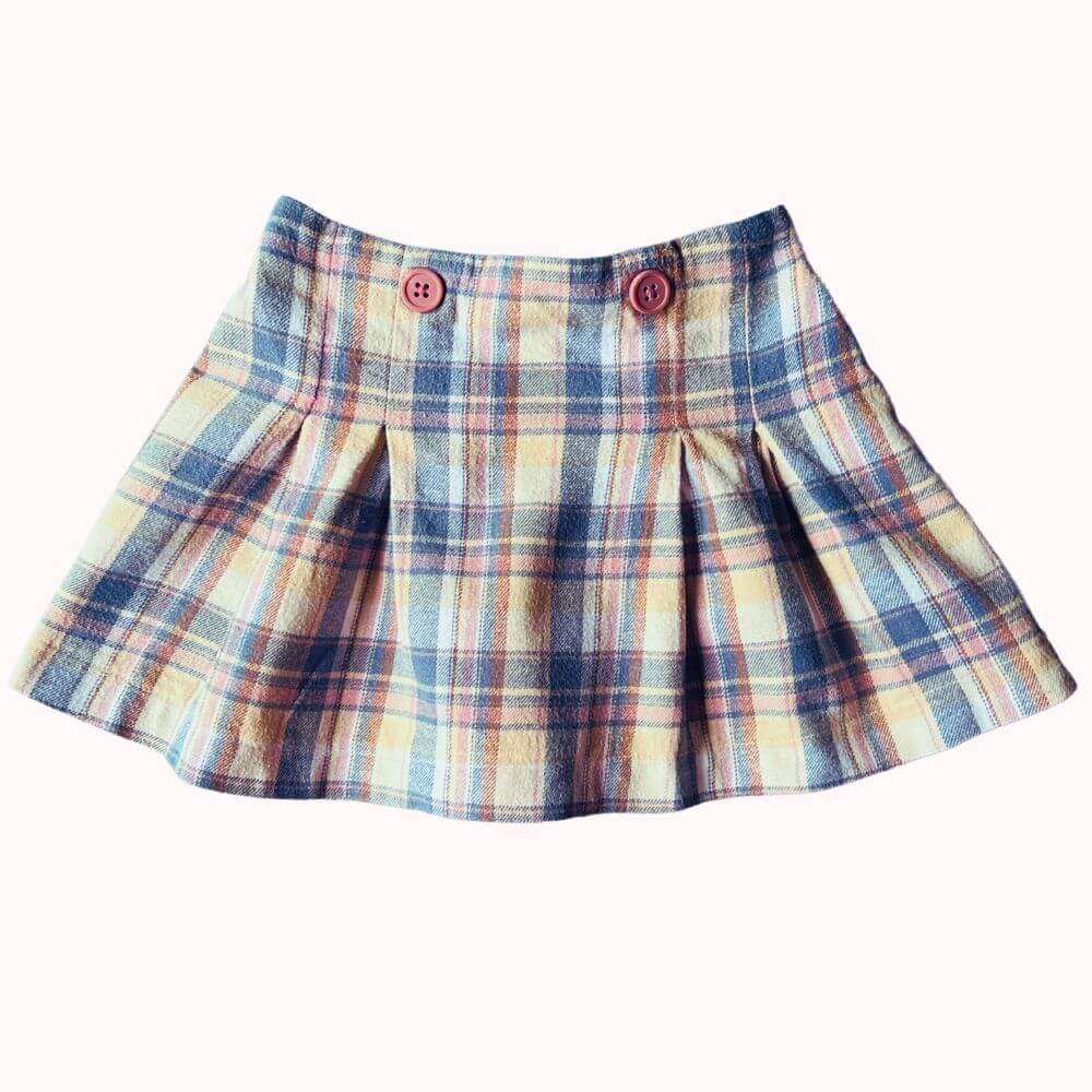 Jupe écossaise bleu et rose pâle pour fille 2 ans, avec plis élégants et boutons décoratifs à la taille.