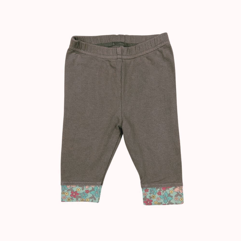  Legging bébé marron avec revers fleuris, taille 3 mois, en coton doux et confortable.