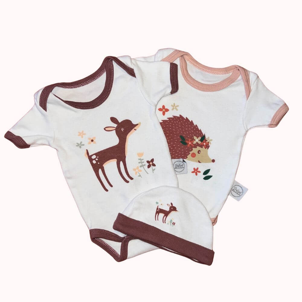 Lot naissance bébé avec deux bodies à motifs faon et hérisson et bonnet assorti, tons naturels, taille 0/3 mois.
