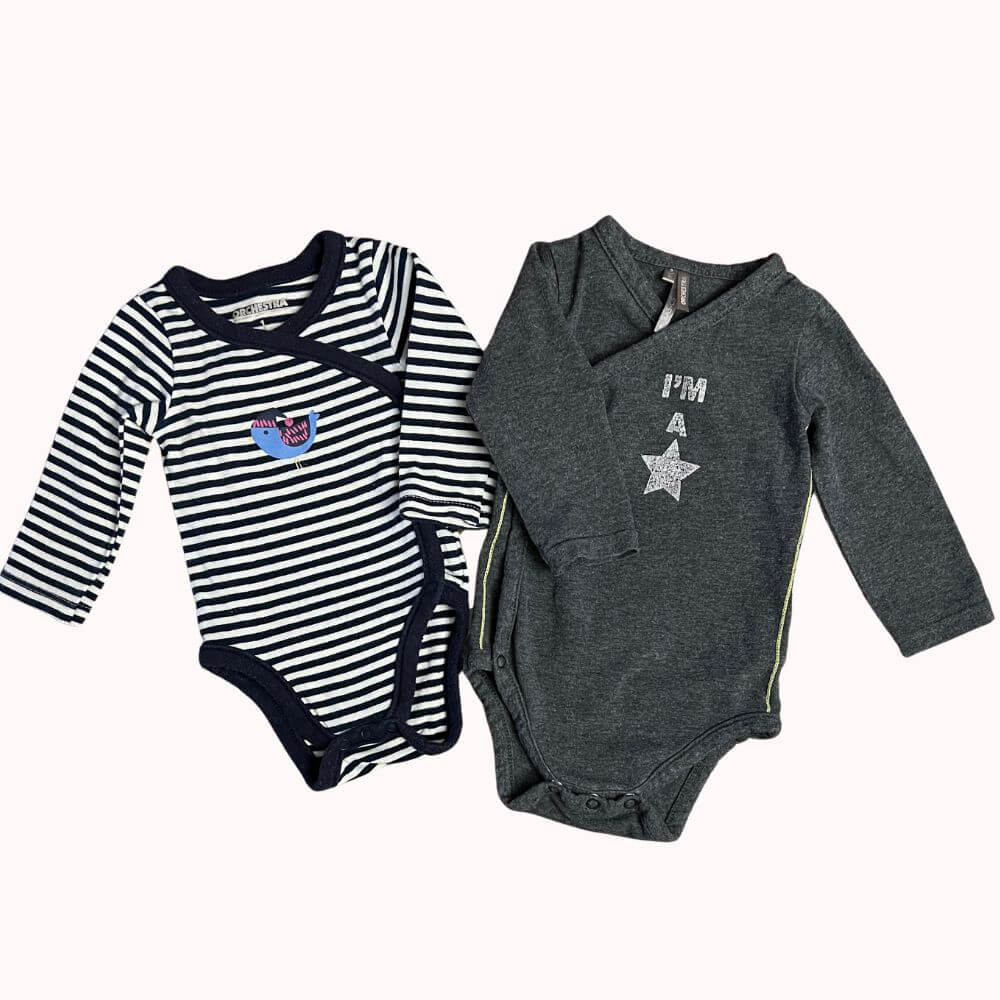 : Lot de 2 bodies garçon Orchestra seconde main, un rayé marine et blanc cache-cœur 1 mois et un gris manches longues 3 mois avec étoile