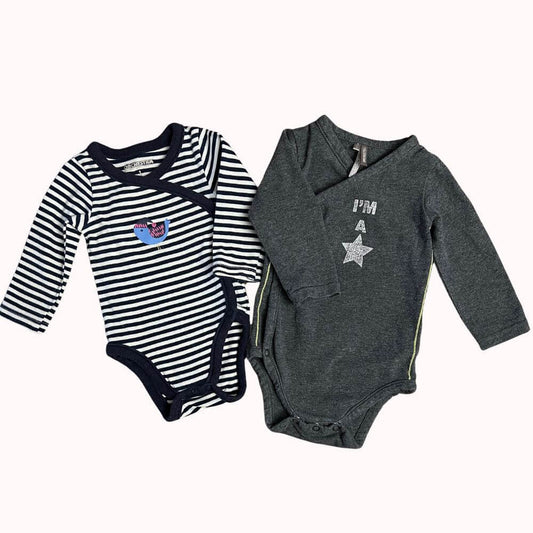 : Lot de 2 bodies garçon Orchestra seconde main, un rayé marine et blanc cache-cœur 1 mois et un gris manches longues 3 mois avec étoile