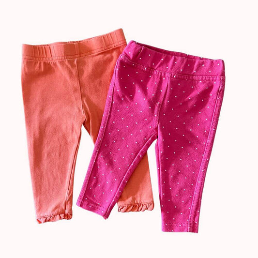 Lot de deux leggings bébé 3-6 mois Tape à l’œil, un rose uni et un fuchsia à pois blancs.