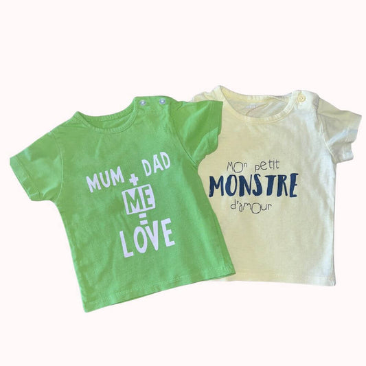  Lot de deux tee-shirts bébé 3-6 mois KIABI, vert et écru avec messages imprimés.
