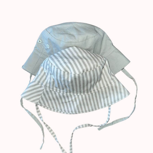  Lot de deux bobs pour bébé H&amp;M, un uni bleu clair et un à rayures grises et blanches, taille 50/56.