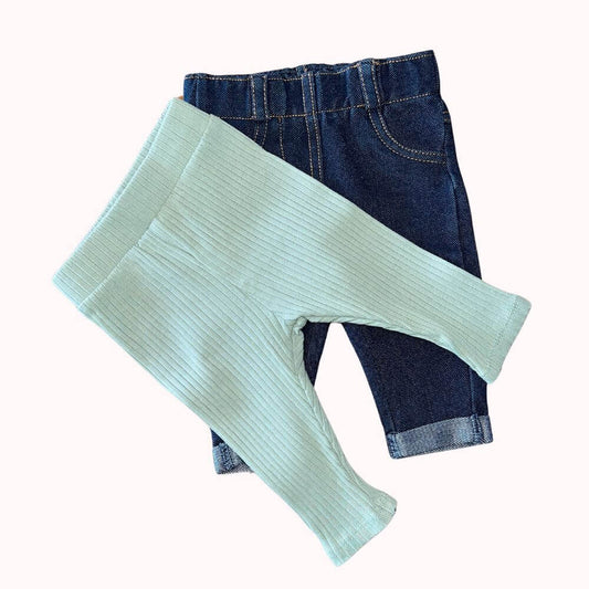 Lot de deux leggings bébé KIABI, taille 3 mois : un legging vert d’eau en maille côtelée, un legging imitation jean avec surpiqûres.