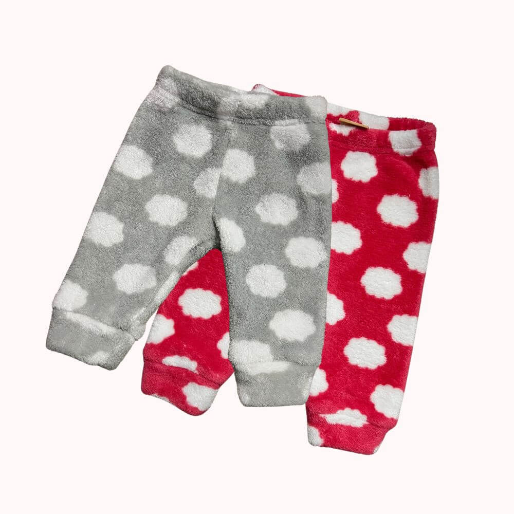 Lot de deux pantalons en éponge douce pour bébé, gris et rouge à motifs de nuages blancs, tailles 1 mois et 3 mois.