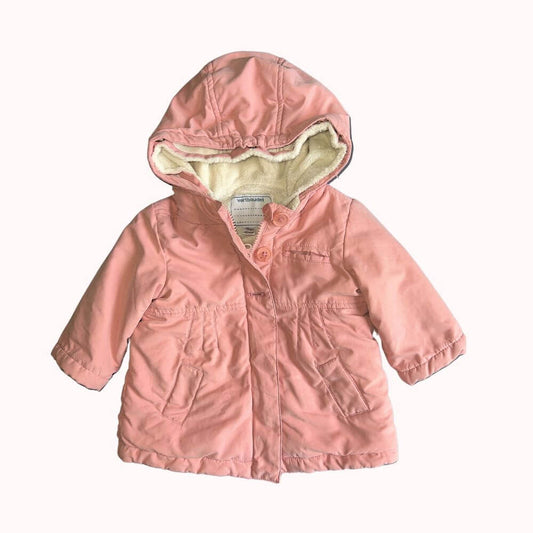  manteau rose doublé de fausse fourrure amovible avec capuche, marque Vertbaudet, taille 12 mois.