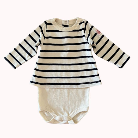 : Marinière à manches longues blanc cassé à rayures bleu marine avec body intégré, marque Petit Bateau, taille 3 mois.