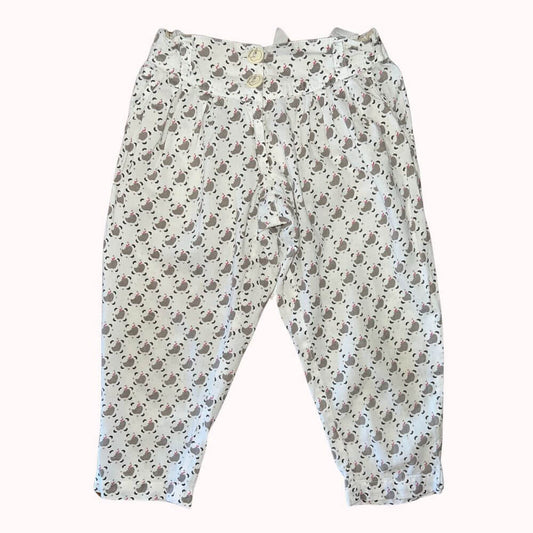 Pantalon d'été léger Okaïdi 3 ans, à imprimé pommes, avec finitions boutons à la taille et aux chevilles.