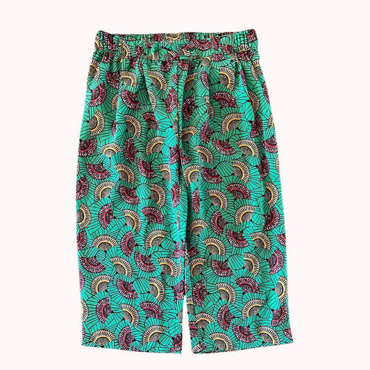 Pantalon fluide enfant à imprimé wax coloré, coupe ample avec taille élastiquée pour un confort optimal.