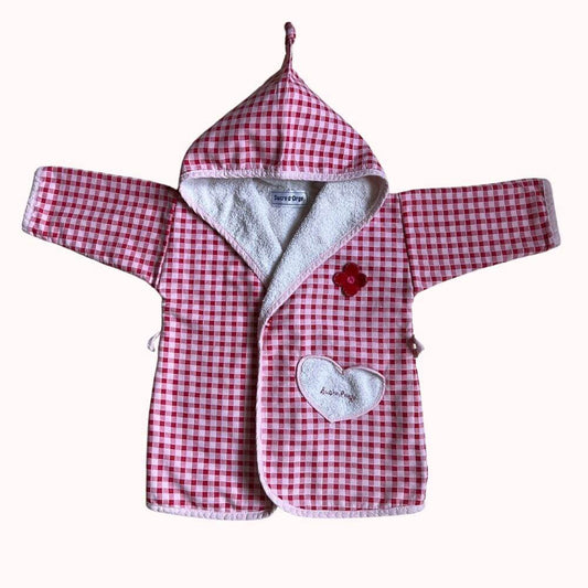 Peignoir bébé Sucre d’Orge, taille 6 mois, en tissu vichy rouge et blanc, doublé en éponge avec capuche, broderies décoratives et fermeture par bouton-pression.
