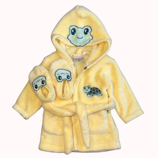 Peignoir jaune pour enfant avec capuche , ceinture assortie et chaussons ornés de tortues, accompagnés d’un motif tortue brodé sur le devant.