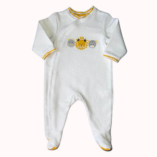  Pyjama blanc Okaïbi pour bébé 6 mois, à rayures fines avec broderie d’animaux et détails jaunes.