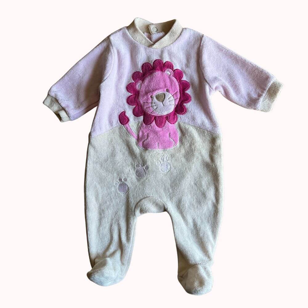 Pyjama bébé naissance en éponge rose et écru avec motif lion, pyjama avec pieds, vêtement bébé de seconde main.