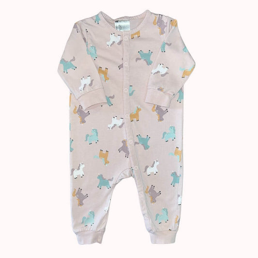 pyjama bébé rose pâle, motifs licornes multicolores, sans pieds, ouverture par pressions, marque H&amp;M, taille 6 mois