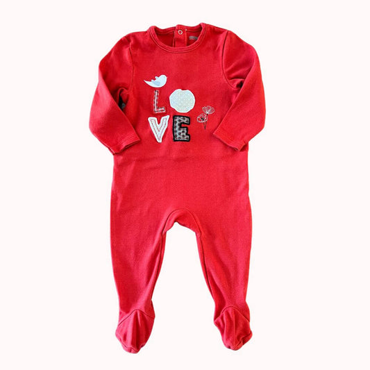 Pyjama bébé rouge en coton avec motif "LOVE" et détails floraux et oiseau, manches longues et pieds intégrés, taille 18 mois, marque Orchestra.
