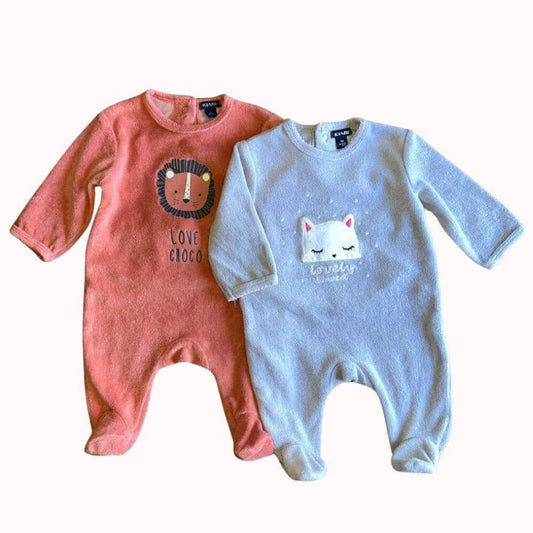 Lot de deux pyjamas en velours Kiabi, taille 1 mois, un terracotta avec un lion imprimé et un bleu pastel avec un chat brodé.