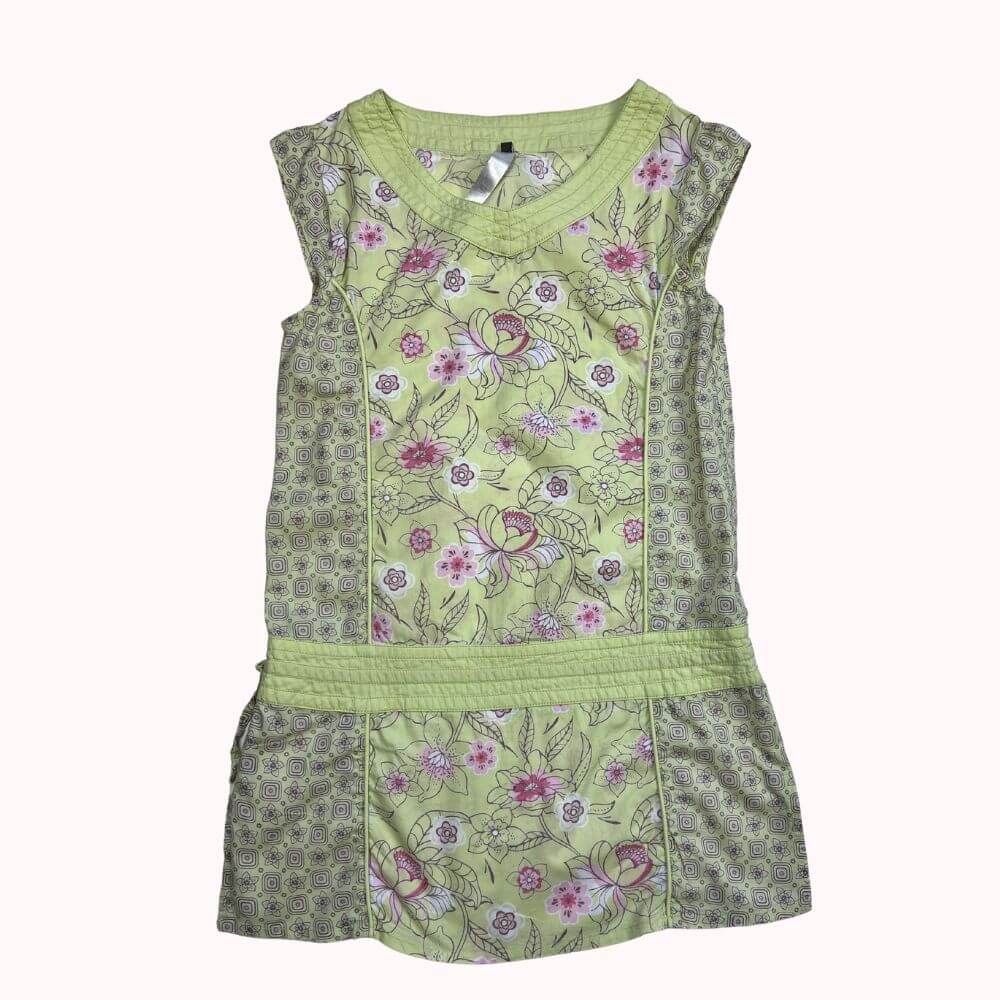 Robe verte sans manches pour enfant, imprimé fleuri et motifs graphiques, avec ceinture intégrée et coupe fluide