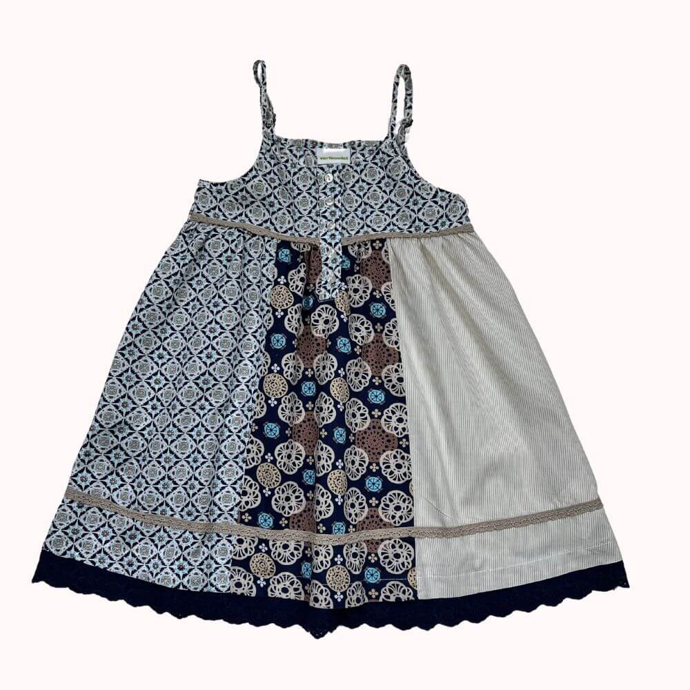 Robe bohème Vertbaudet 4 ans, légère, avec patchwork de motifs bleus et beiges, fines bretelles et détails brodés.