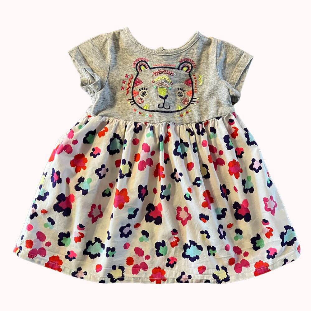 Robe bébé fille 12 mois DPAM, haut gris avec broderie tête d’ours, jupe blanche à imprimé floral multicolore, manches courtes, fermeture pressionnée au dos.