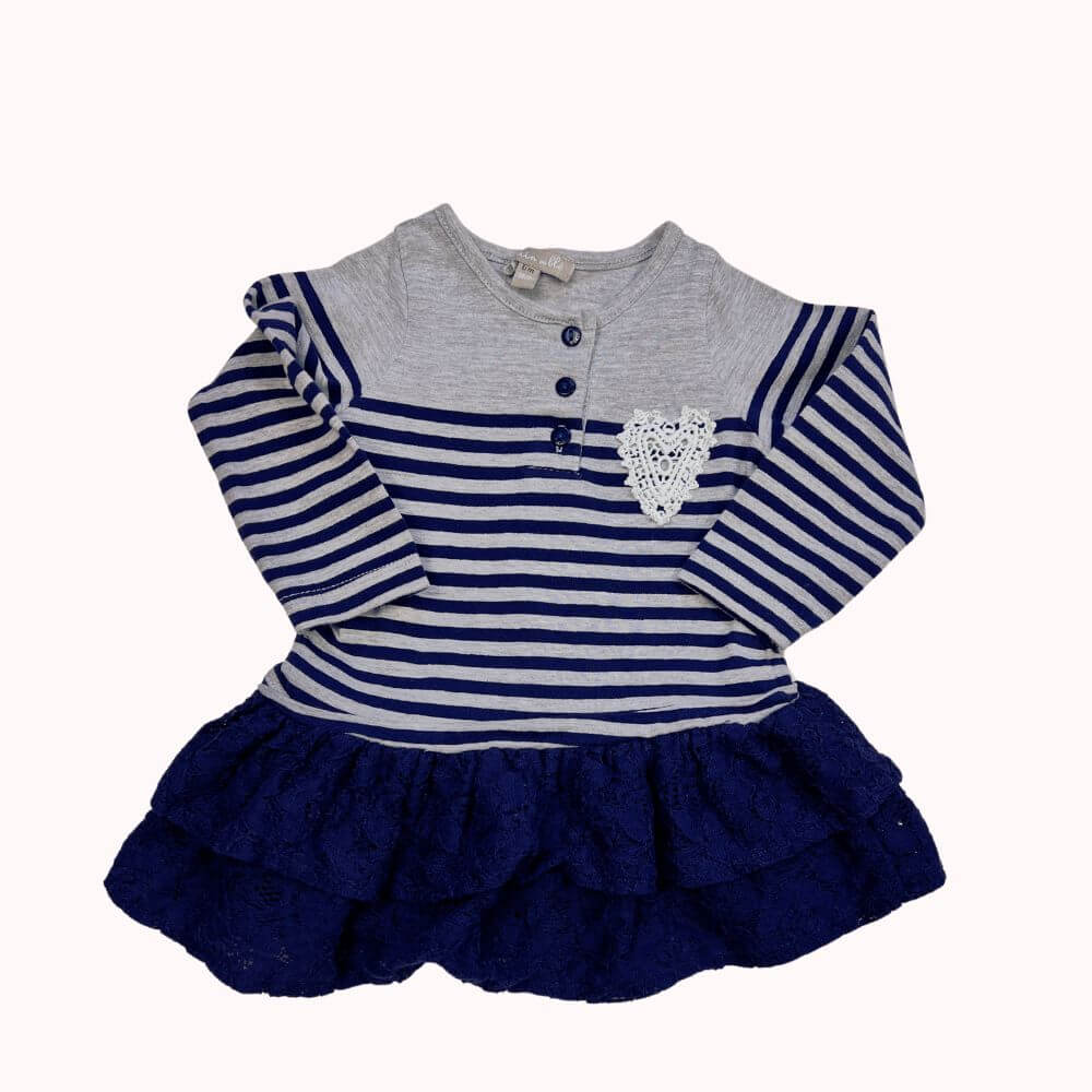 Robe marinière bébé, manches longues, rayures bleu marine et gris chiné, cœur en dentelle, jupe à volants en dentelle bleu marine.