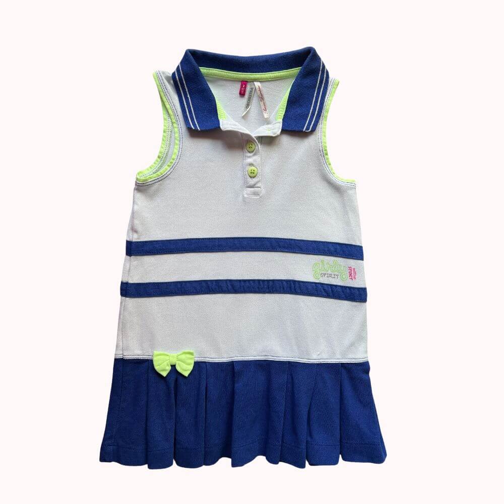 Robe bébé blanche sans manches avec col polo bleu, rayures marines et petit nœud vert, marque ORCHESTRA, taille 2 ans.
