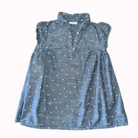  Robe en chambray bleu à manches courtes volantées pour bébé, imprimé discret blanc, boutonnage sur le devant, taille 18 mois.