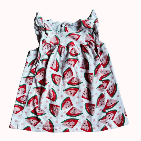Robe d’enfant sans manches avec imprimé pastèques, volants sur les épaules et boutons dans le dos, en bon état.