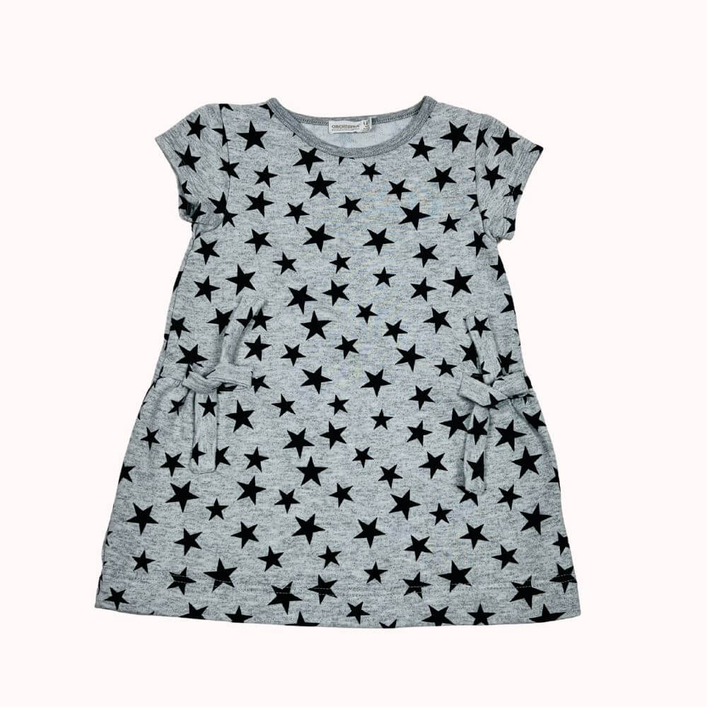  Robe Orchestra grise chinée, imprimé étoiles noires, manches courtes, poches latérales, tissu extensible et confortable.