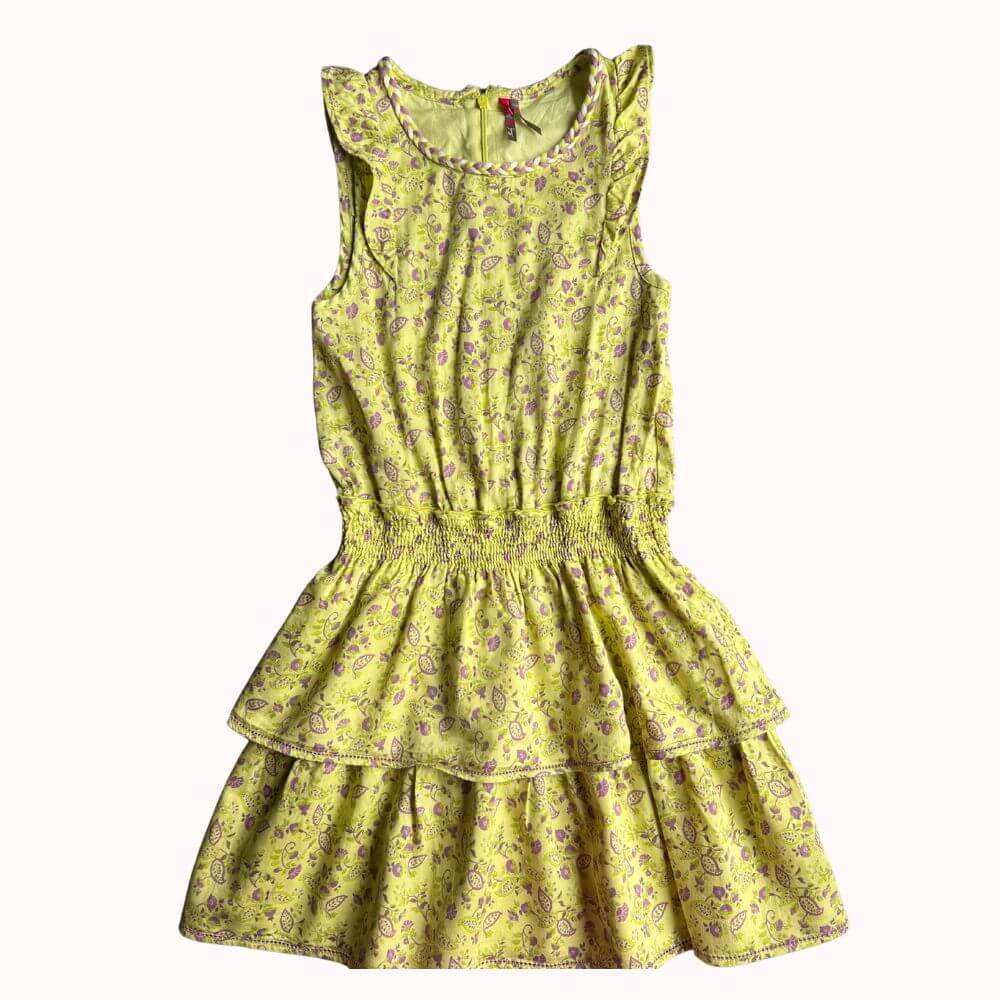  Robe jaune à imprimé fleuri mauve, manches volantées, taille élastiquée, bas à volants, fermeture zippée dans le dos, hauteur épaules-bas 65 cm, taille 8 ans.