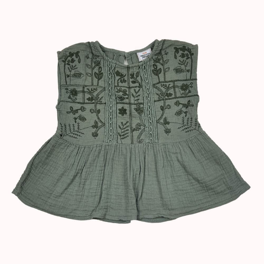Blouse kaki Tape à l’Œil 5 ans, en gaze de coton avec broderies végétales et fermeture par bouton au dos.