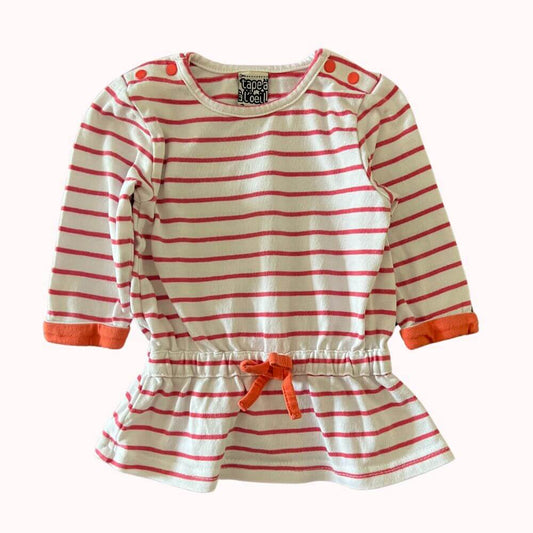 Robe Tape à l’œil 3 mois, rayée rouge et écru, manches longues, taille froncée avec nœud orange, pressions épaules, poignets orange.
