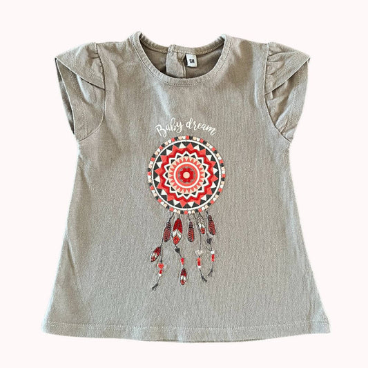 Robe bébé marron à manches courtes volantées, motif attrape-rêves rouge et noir avec inscription "Baby dream", taille 6 mois.