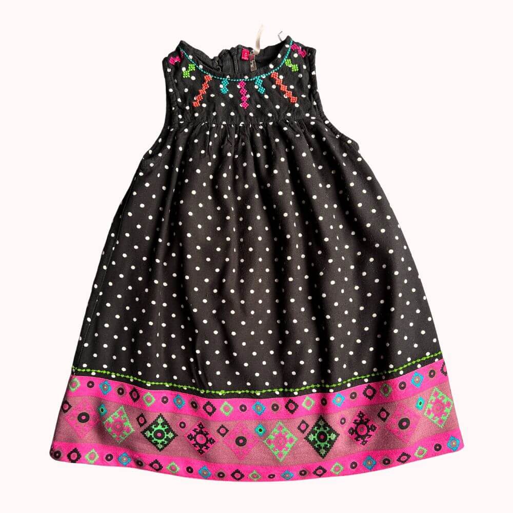 Robe noire à pois blancs, broderies colorées au col, bordure ethnique contrastée, entièrement doublée, fermeture éclair dans le dos, taille 4 ans.