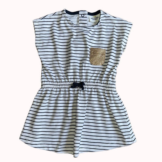  Robe bébé 6 mois rayée bleu marine et blanche, avec poche dorée et nœud à la taille, de la marque Tape à l’œil.