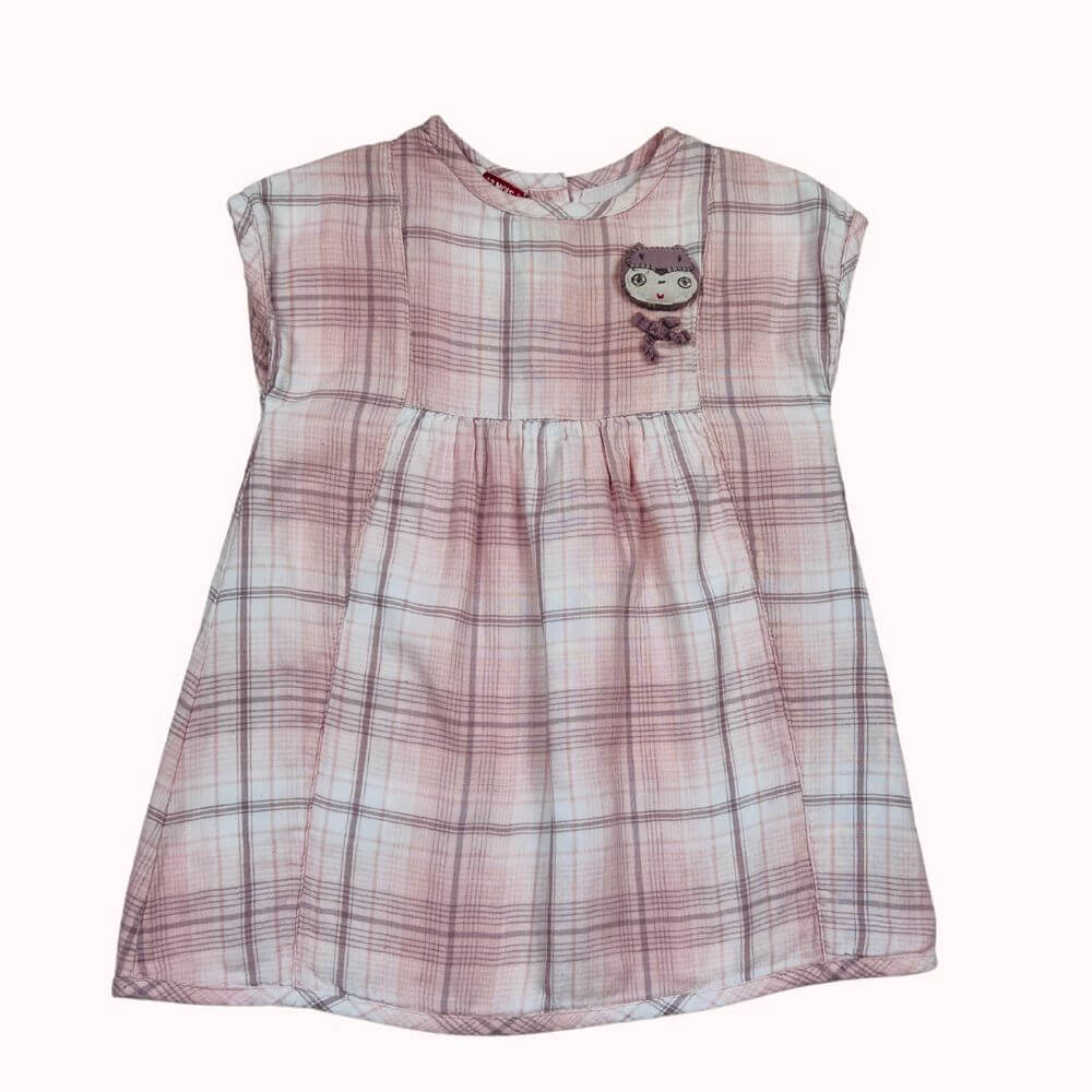 Robe DPAM 12 mois, légère, à carreaux roses avec écusson brodé et fermeture par boutons dans le dos.