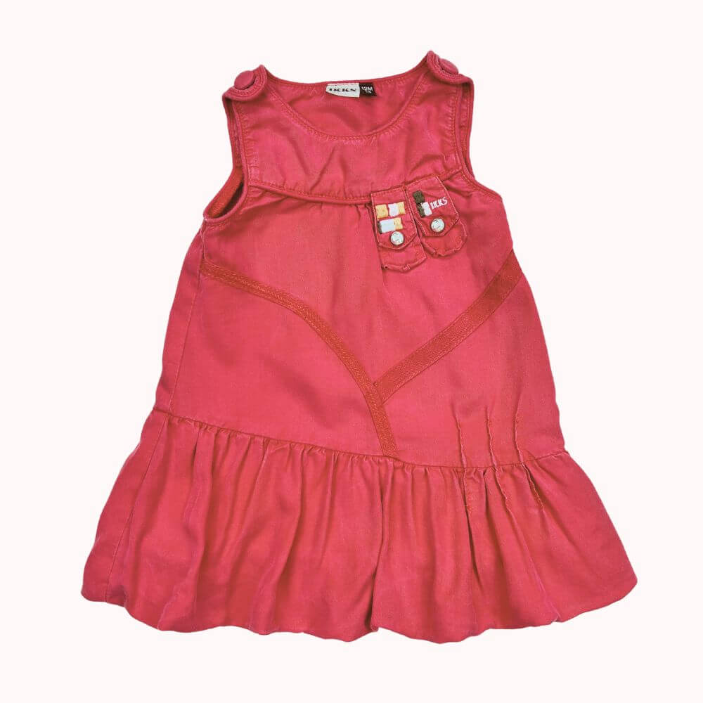 Robe rose IKKS en coton avec surpiqûres décoratives, poche à détails et base volantée.