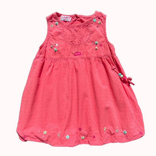  Robe bébé fille rose corail, sans manches, broderies florales colorées, lien décoratif avec perles sur le côté, marque La Compagnie des Petits, taille 18 mois.