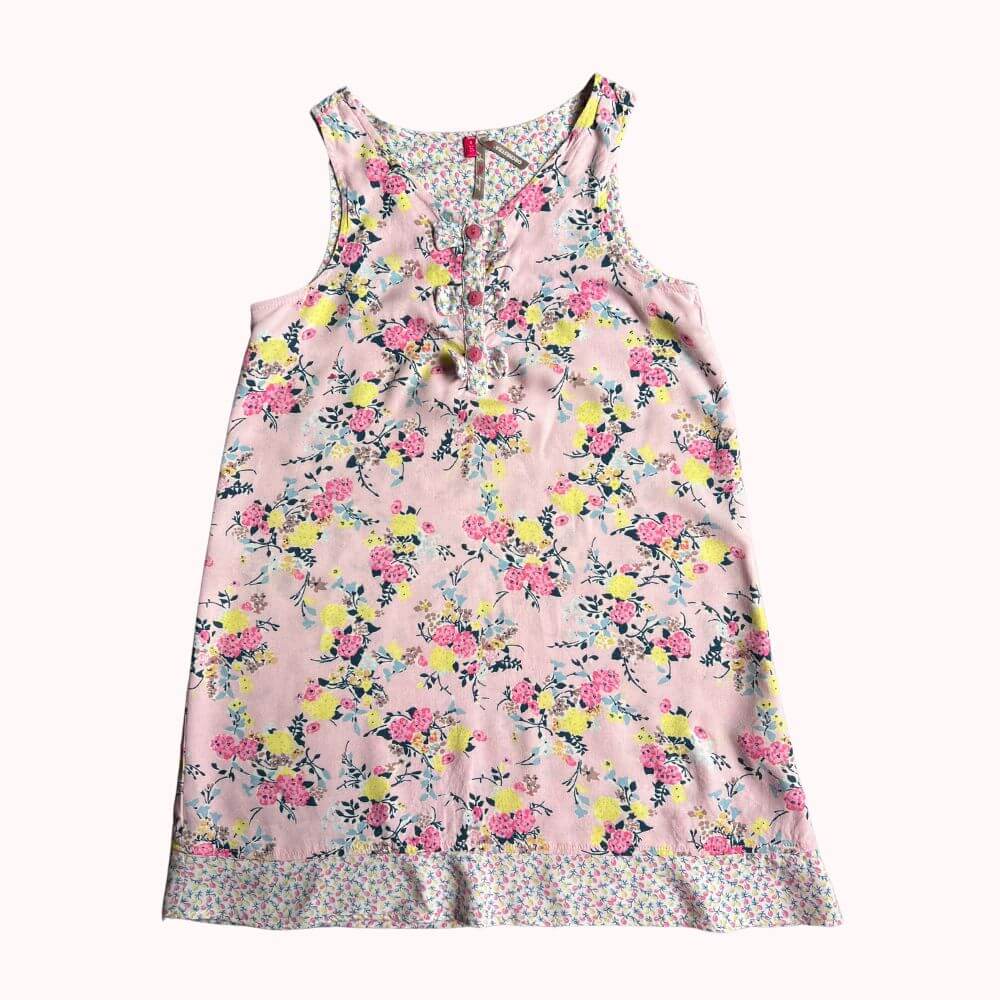 Robe rose à imprimé floral, tissu très fin et léger, boutonnée sur le devant, finition contrastée, longueur épaules-bas 61 cm, taille 8 ans.