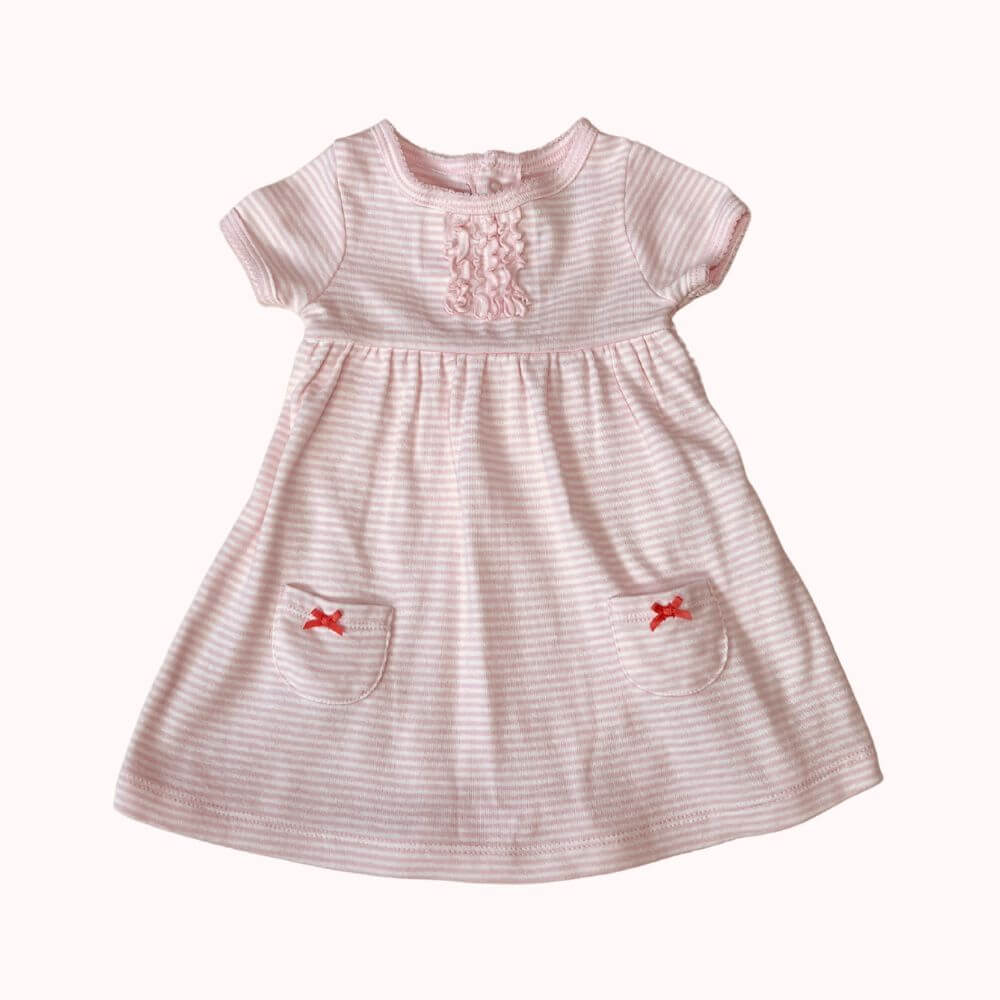  Robe Carter’s rose à rayures blanches, manches courtes, volants sur le plastron, poches décorées et body intégré, en taille 6 mois.