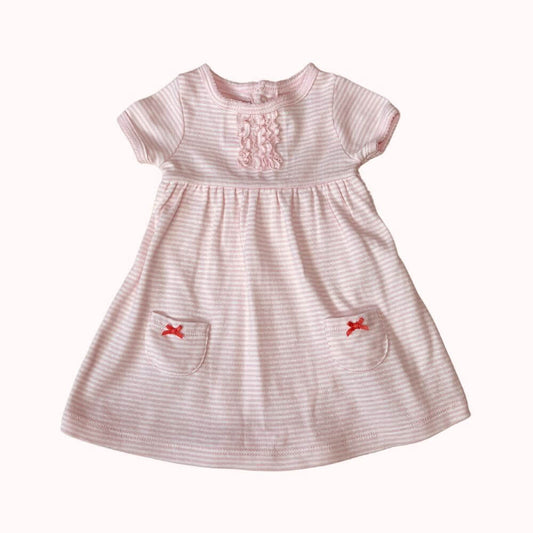  Robe Carter’s rose à rayures blanches, manches courtes, volants sur le plastron, poches décorées et body intégré, en taille 6 mois.