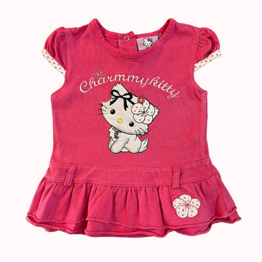 Robe rose à manches courtes pour bébé, motif "Charmmy Kitty" avec nœud brillant, volants et détails fleuris, taille 12 mois.
