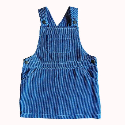  robe salopette bébé rayée bleue en denim léger avec bretelles boutonnées, vue de face.
