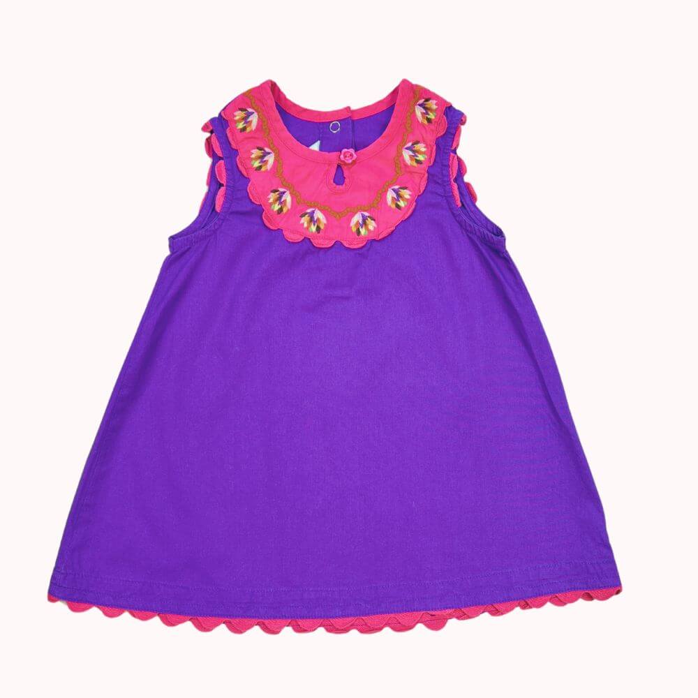  Robe violette pour bébé 12 mois, brodée avec col festonné rose, fermeture par boutons-pressions au dos, marque H&M.