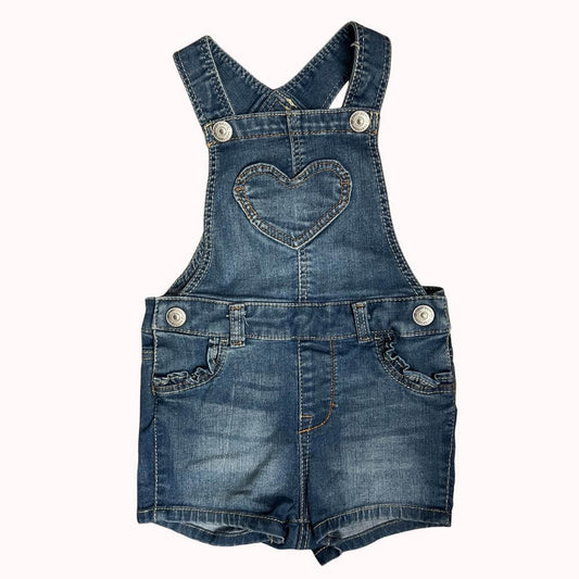  Salopette short en jean souple pour bébé fille H&amp;M 6/9 mois avec cœur cousu et boutons-pression sur les côtés et devant, vêtement enfant de seconde main.