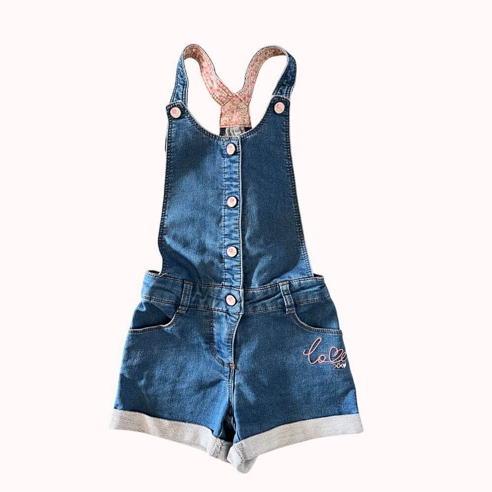salopette short fille en jean bleu Orchestra avec doublure fleurie et boutons décorés, vue de face
