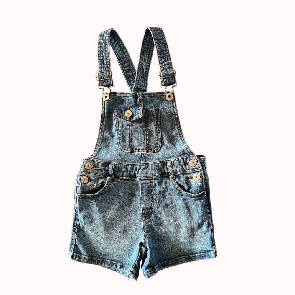  salopette short enfant en jean bleu avec bretelles réglables, vue de face et de dos.